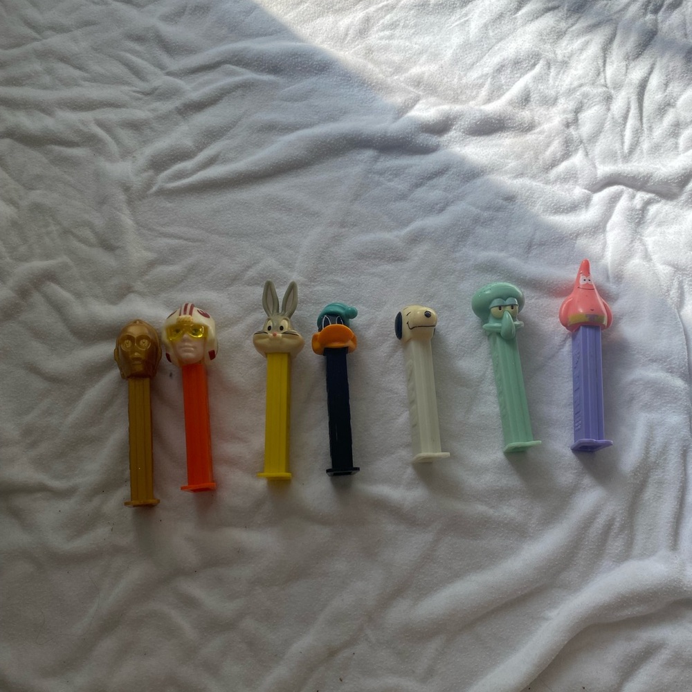8 vintage Pez Dispensers Star Wars, looney toons, SpongeBob, snoopy